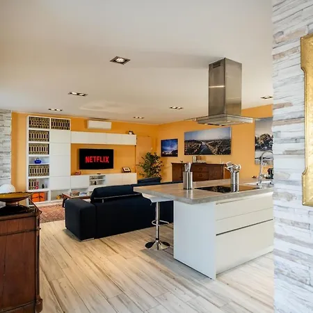 Skyline Penthouse - Terrazzo Panoramico & Metro 5min Apartment