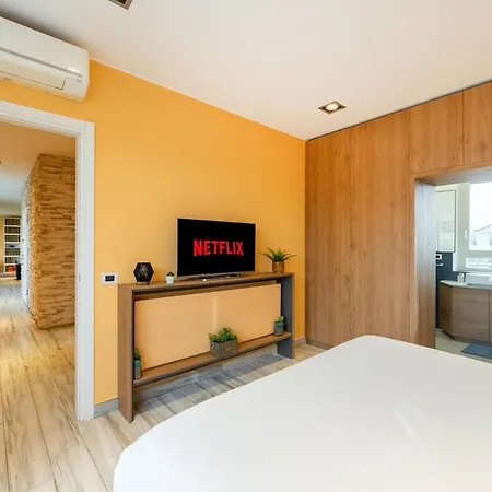 Skyline Penthouse - Terrazzo Panoramico & Metro 5min Apartment *